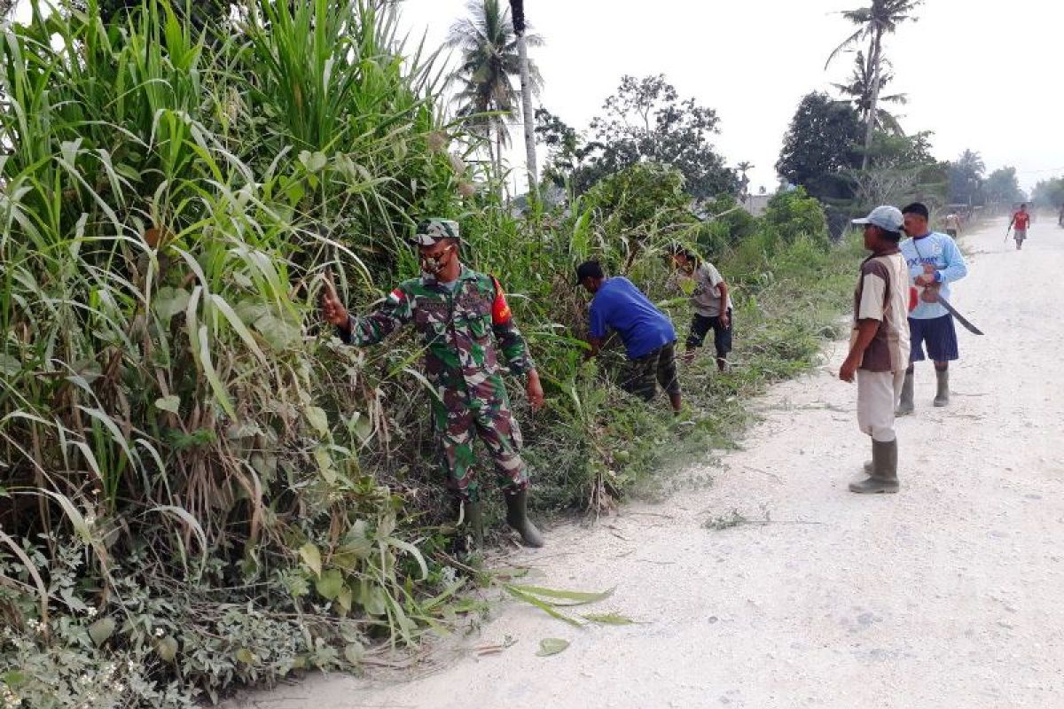 Babinsa Koramil Arso bersama warga kerja bakti bersihkan lingkungan