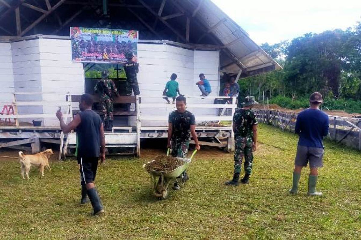 Satgas Yonif 312/KH gotong royong bersihkan gereja di perbatasan