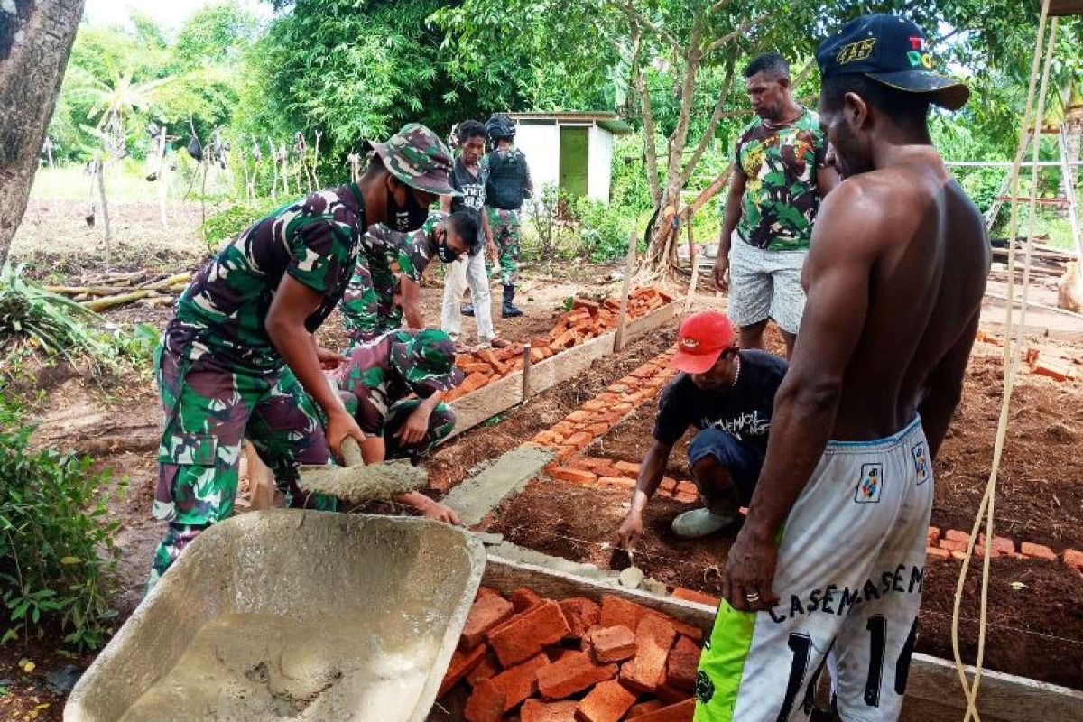 Satgas Yonif 125/Si'mbisa bangun rumah layak huni warga kampung Toray di perbatasan