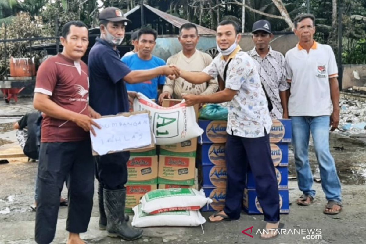 Anggota DPRA bantu korban kebakaran di Simeulue