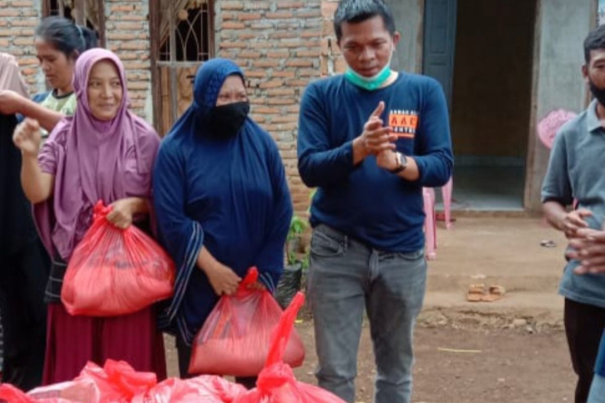 NasDem Sulteng bagikan 2.000 paket pangan di Sulbar