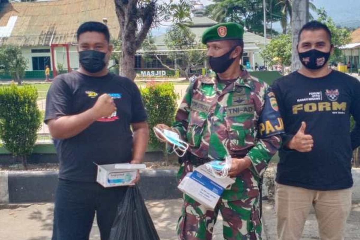 Forum Oto Ranah Minang bersama Kodim 0309/Solok bagikan ribuan masker
