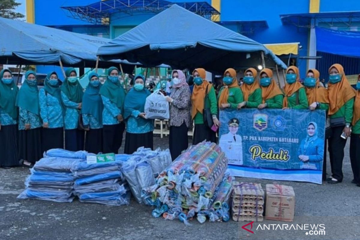 PKK Kotabaru berbagi bantu korban banjir HST