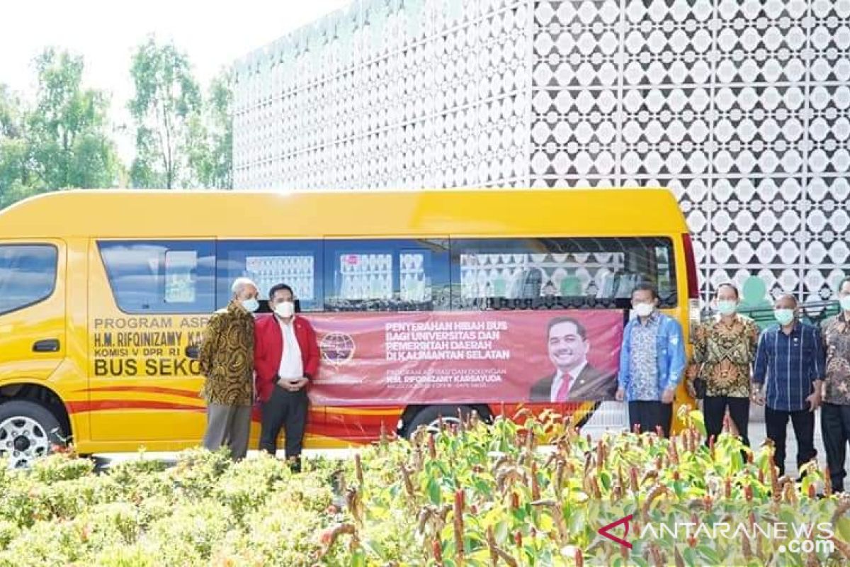 ULM terima dua bus sekolah program aspirasi DPR