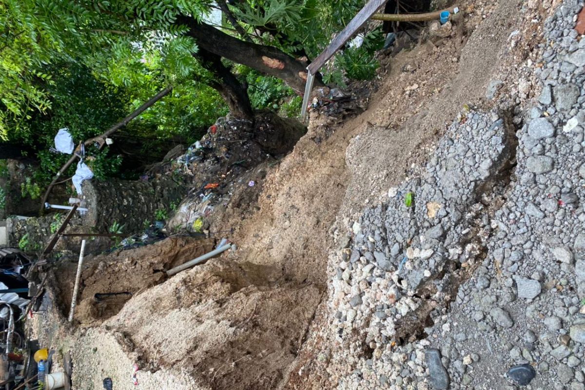 Suami-isteri meninggal akibat tanah longsor di Kota Kupang
