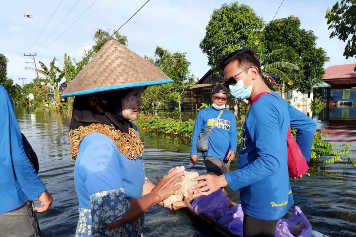 KNPI Batola bagikan nasi di kawasan banjir terparah