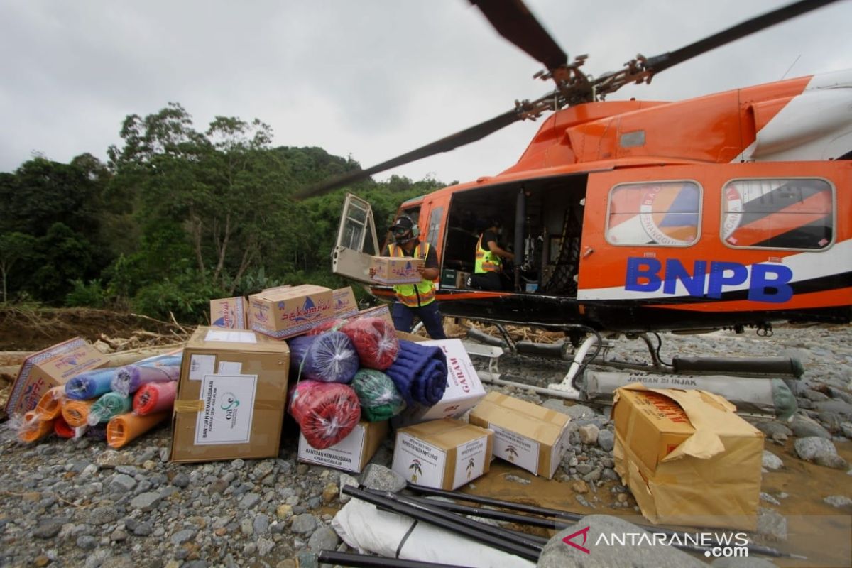 Heli mendarat lagi ke desa terisolir di HST, tokoh adat ucapkan terimakasih karena logistik terus berdatangan