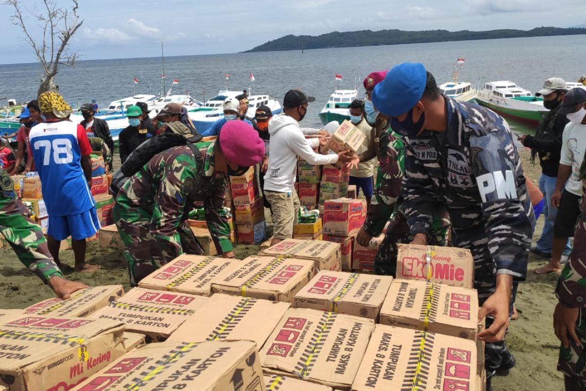 Perahu nelayan padati Lanal Mamuju untuk ambil bantuan logistik terkait gempa