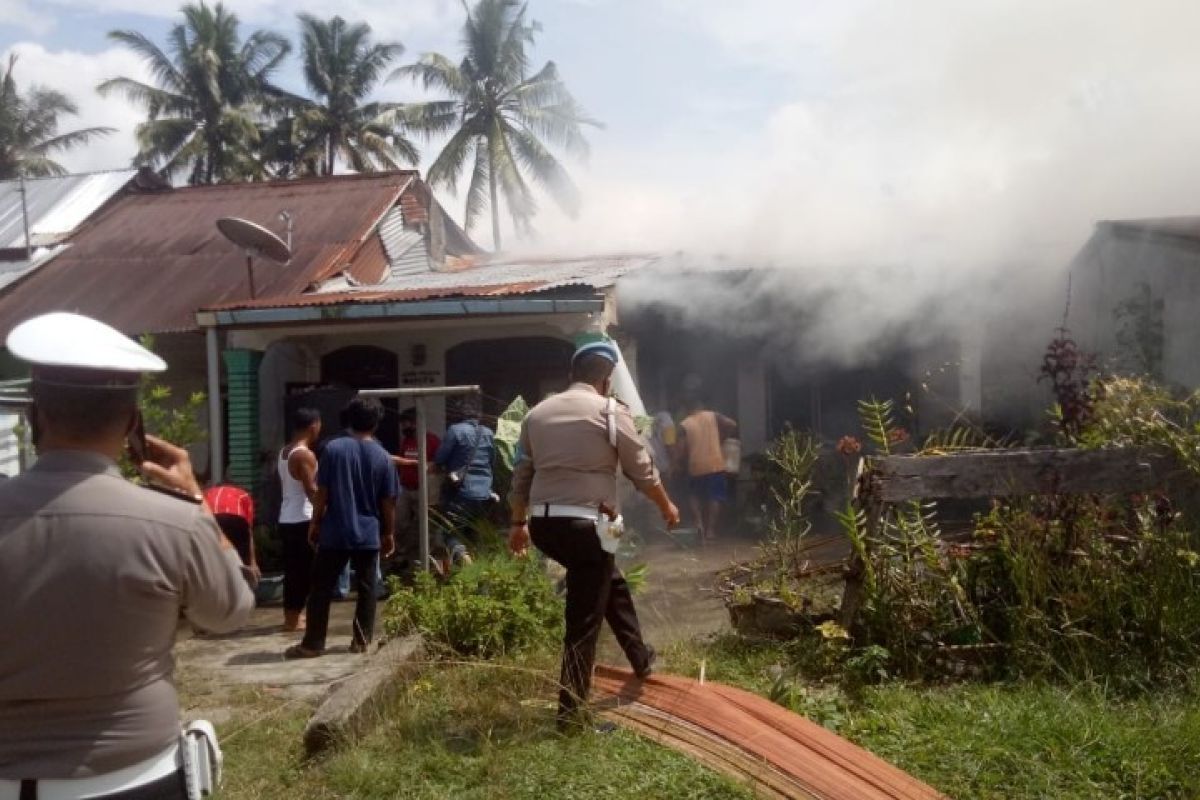 Satu unit rumah di Balimbingan Simalungun terbakar