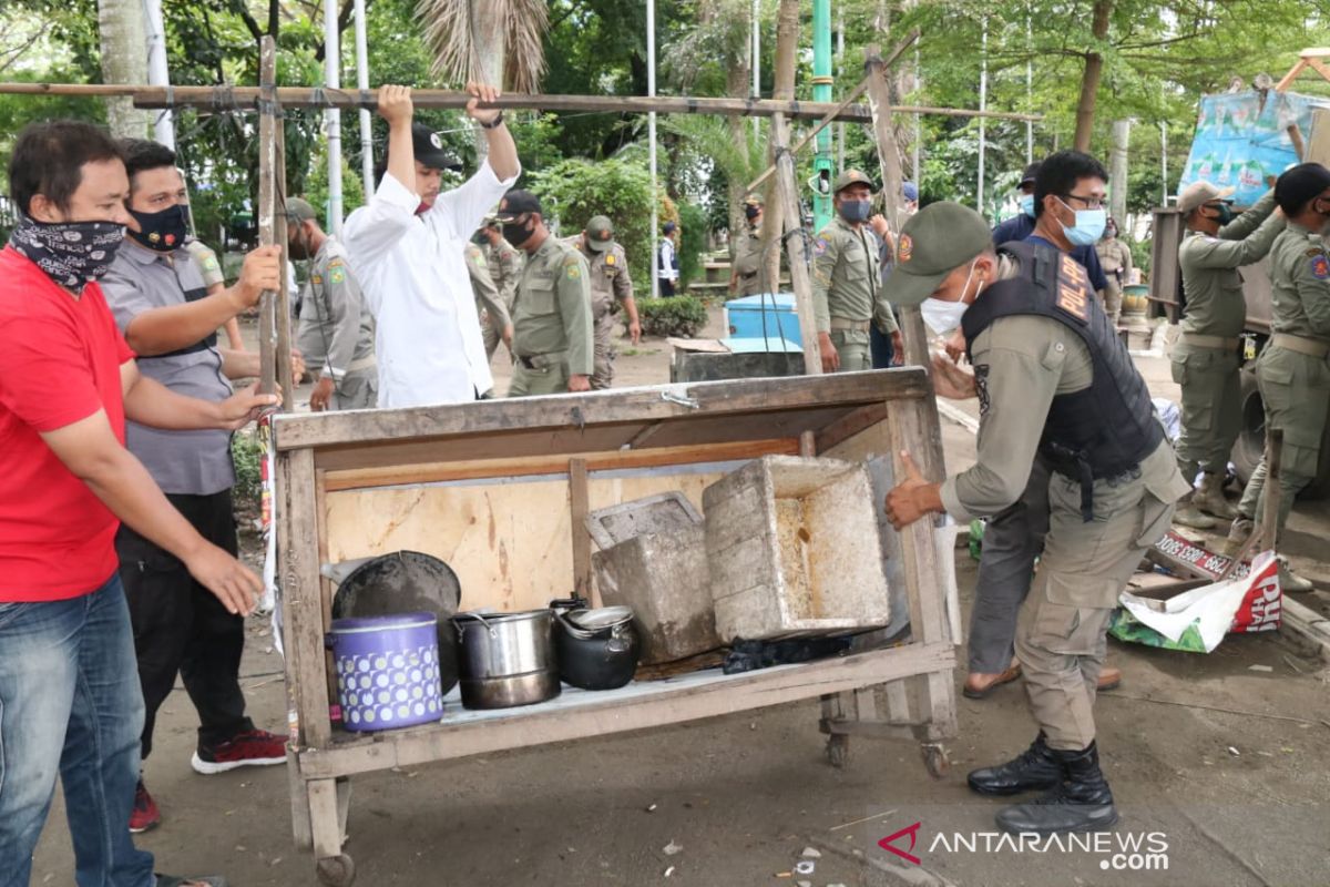 Satpol PP Medan tertibkan pedagang kaki lima di  Lapangan Merdeka