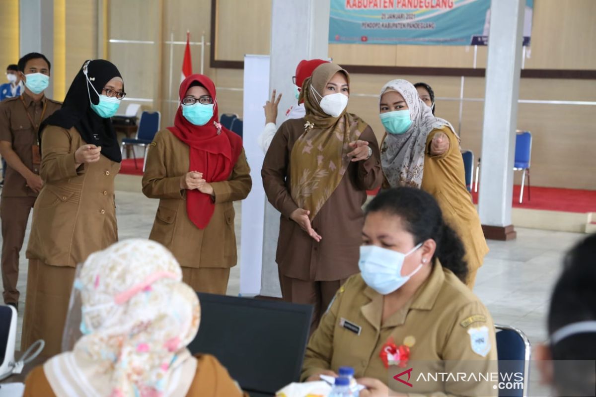 Ratusan dokter divaksin, Bupati Irna: Dokter harus survive