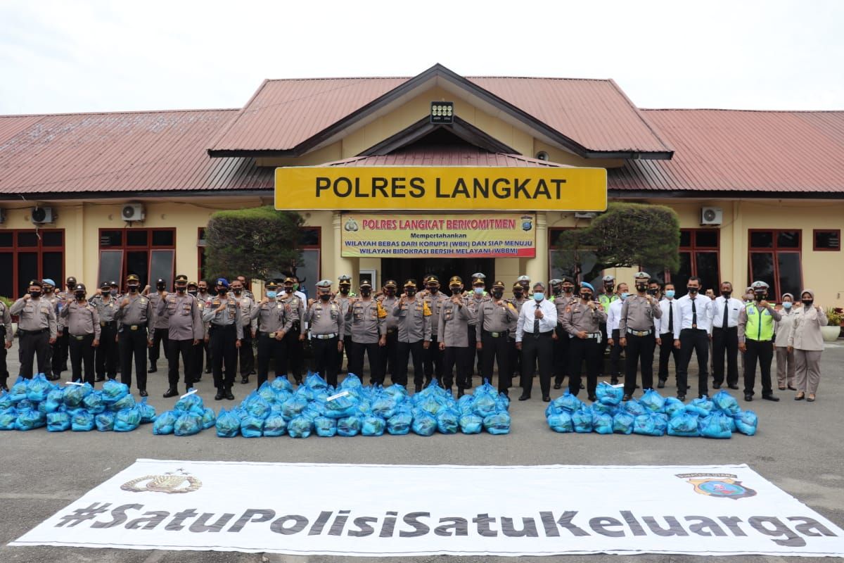 Polres Langkat bagikan 417 paket sembako kepada keluarga kurang mampu COVID-19