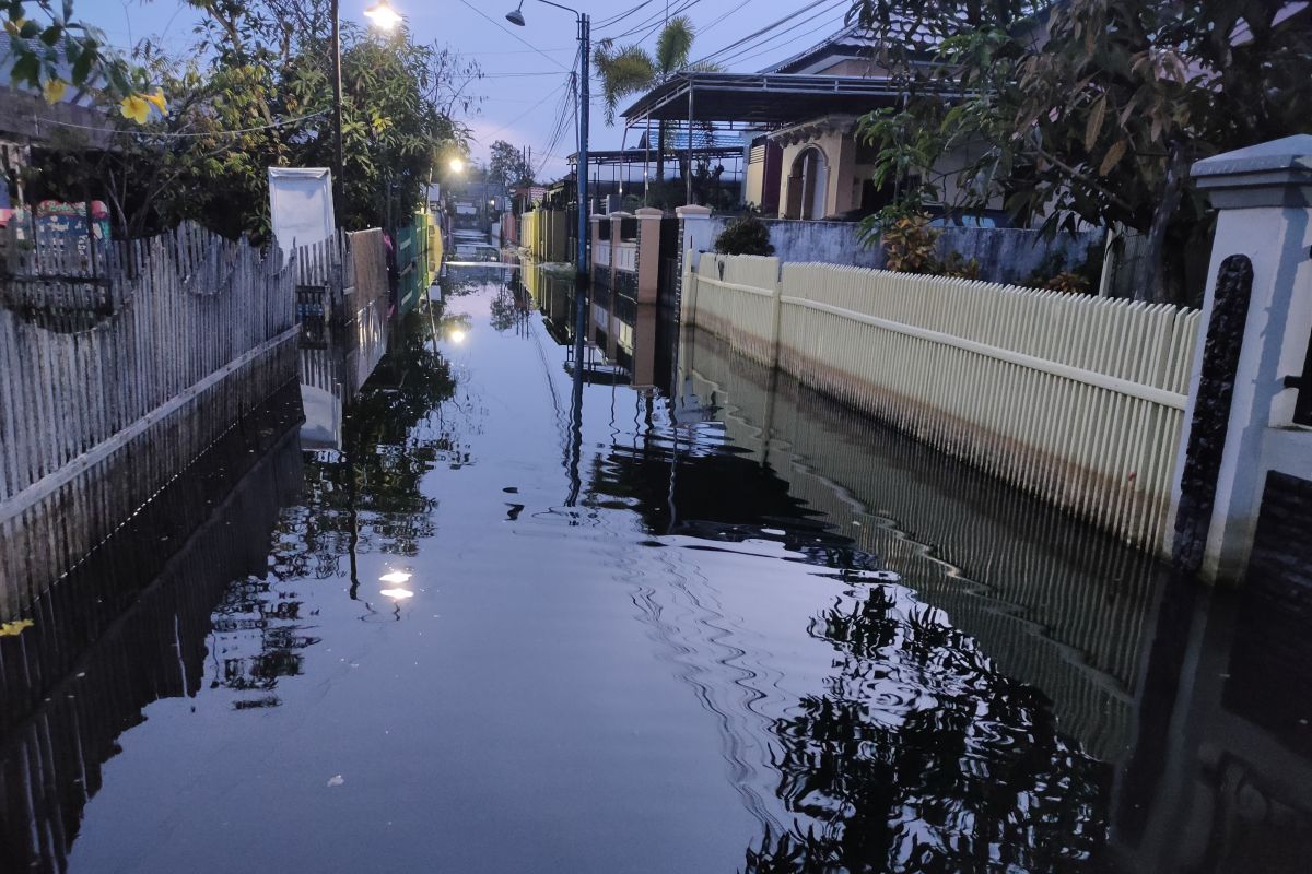 Air kembali naik merendam jalan dan rumah warga Banjarmasin