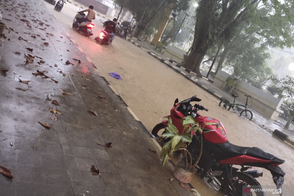 Drainase masih tersumbat, hujan sebentar di Kota Barabai jalan sudah tergenang