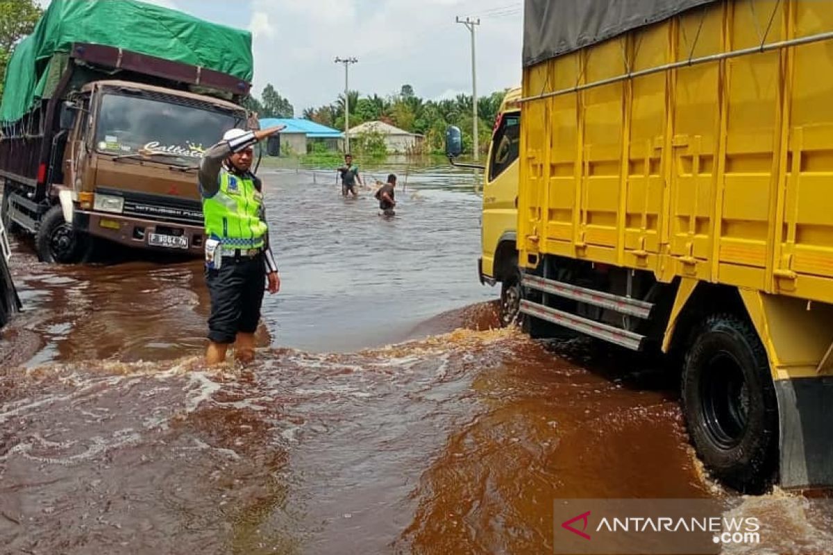 Truk terjebak banjir di Jalan Gubernur Syarkawi