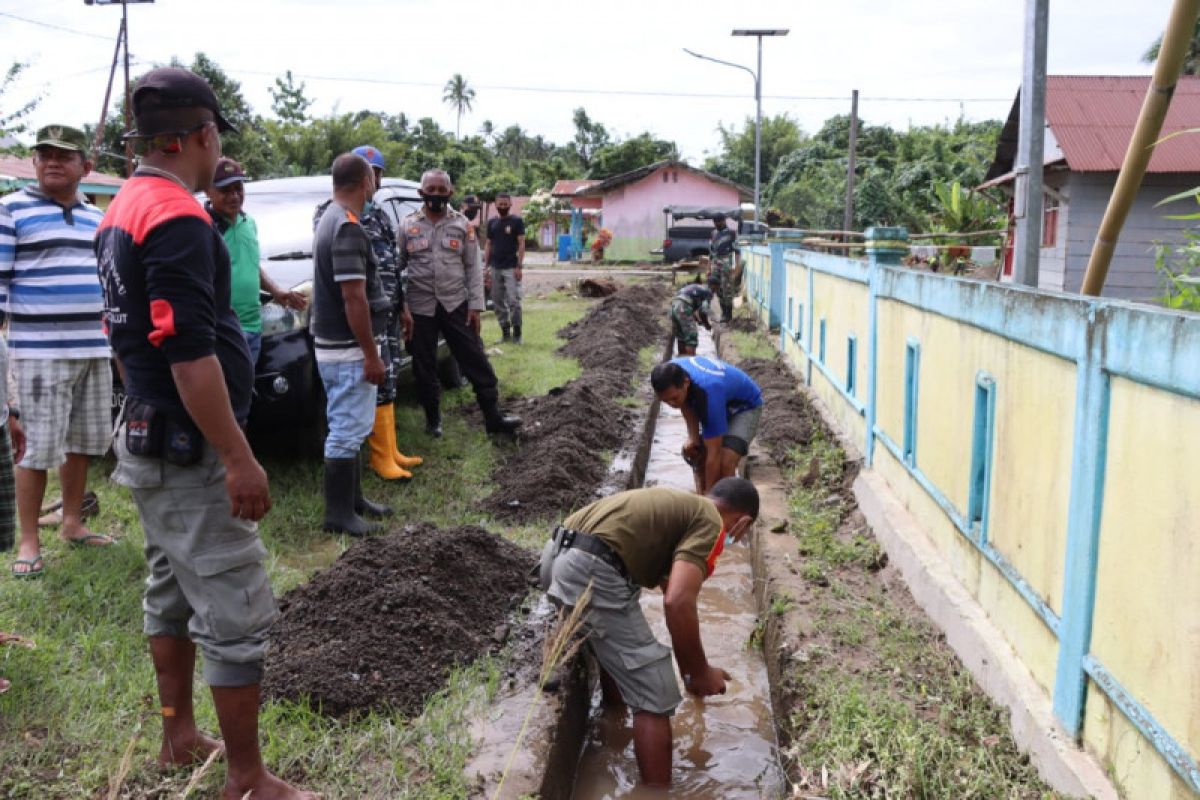 Sejumlah pengungsi banjir di Halmahera Utara   kembali ke rumah