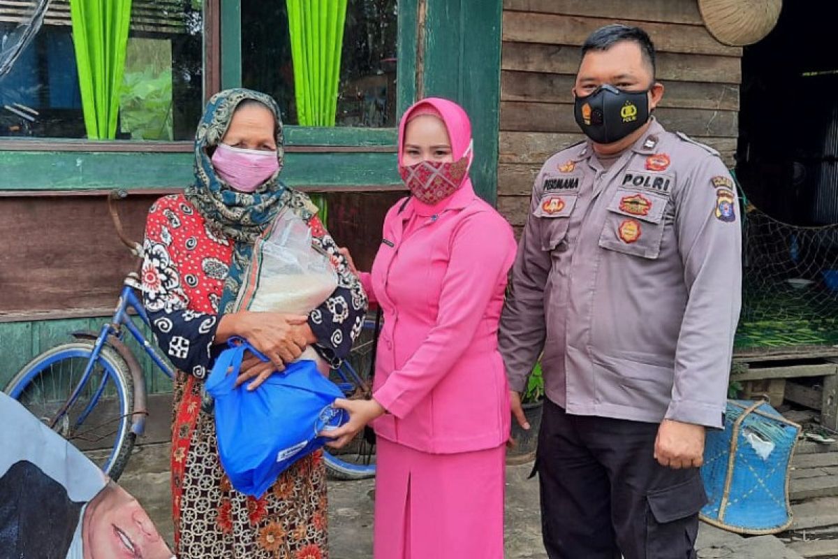 Polres Pulpis berbagi di tengah lemahnya ekonomi dampak pandemi COVID-19