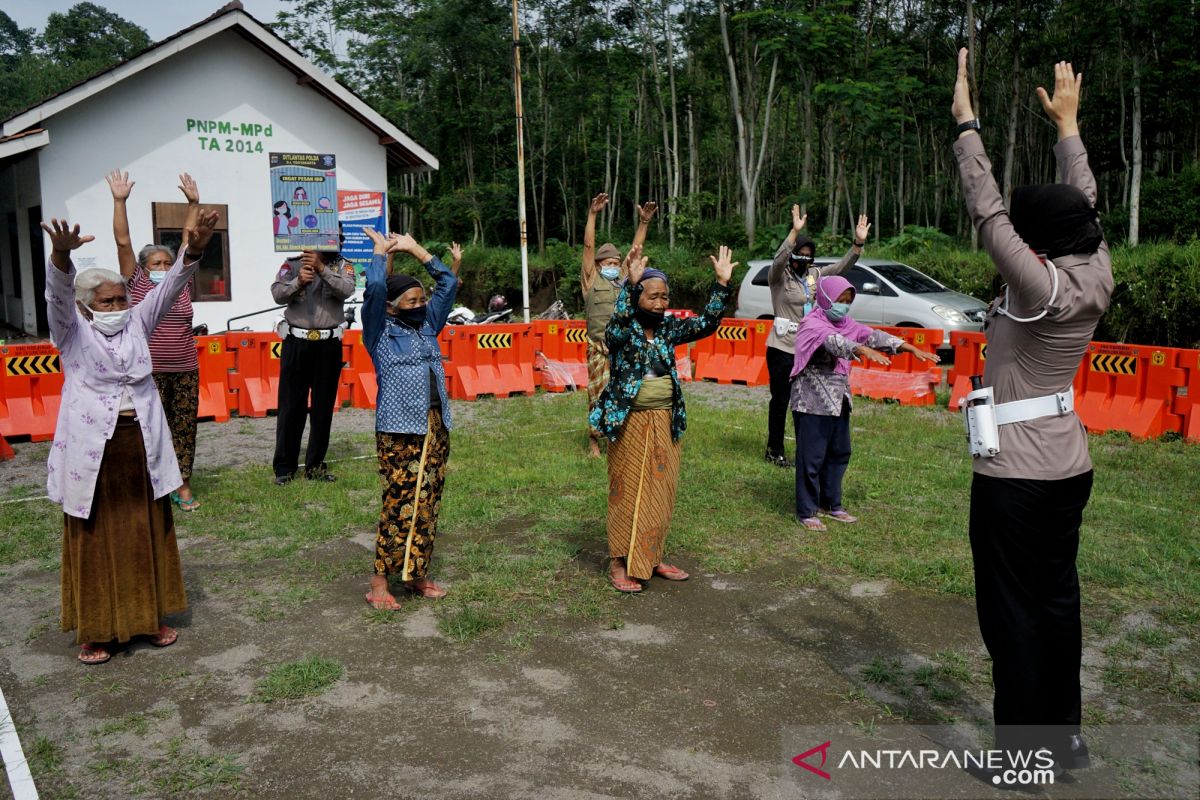 Pengungsi dari lereng Gunung Merapi di Sleman dipulangkan