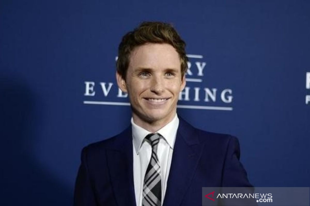 Syuting "Fantastic Beasts 3", Eddie Redmayne berenang di musim dingin