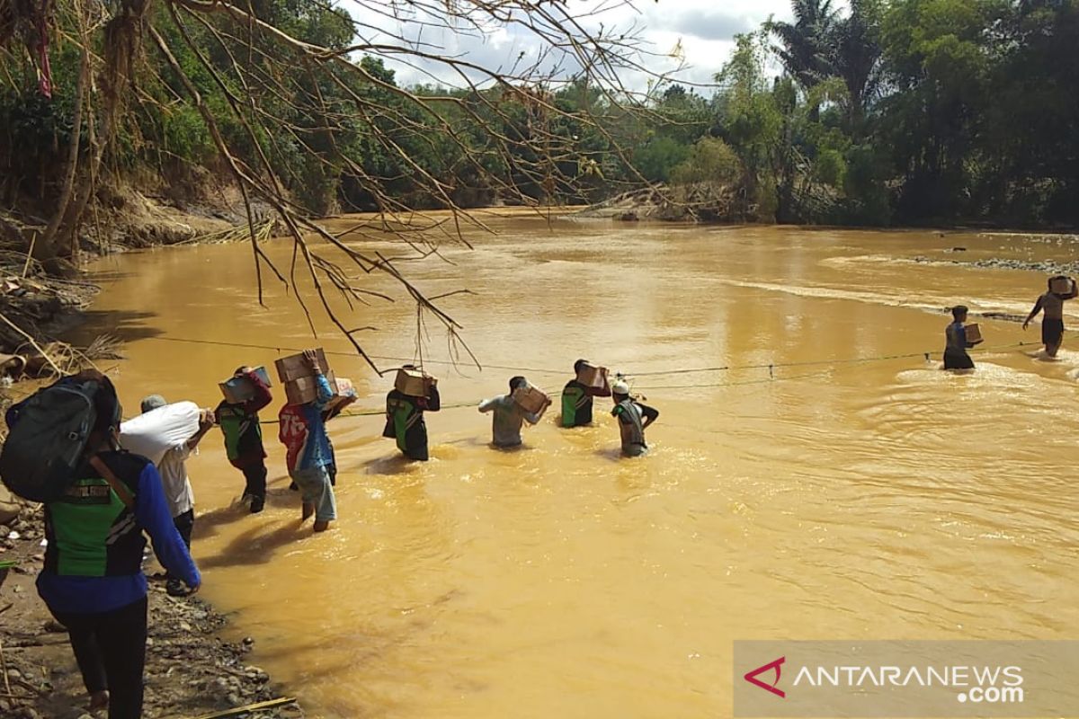 Kotabaru distributes flood relief to severe points