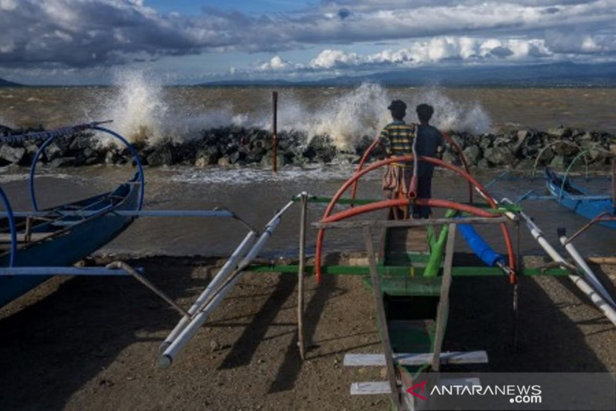 Nelayan tidak melaut akibat gelombang tinggi