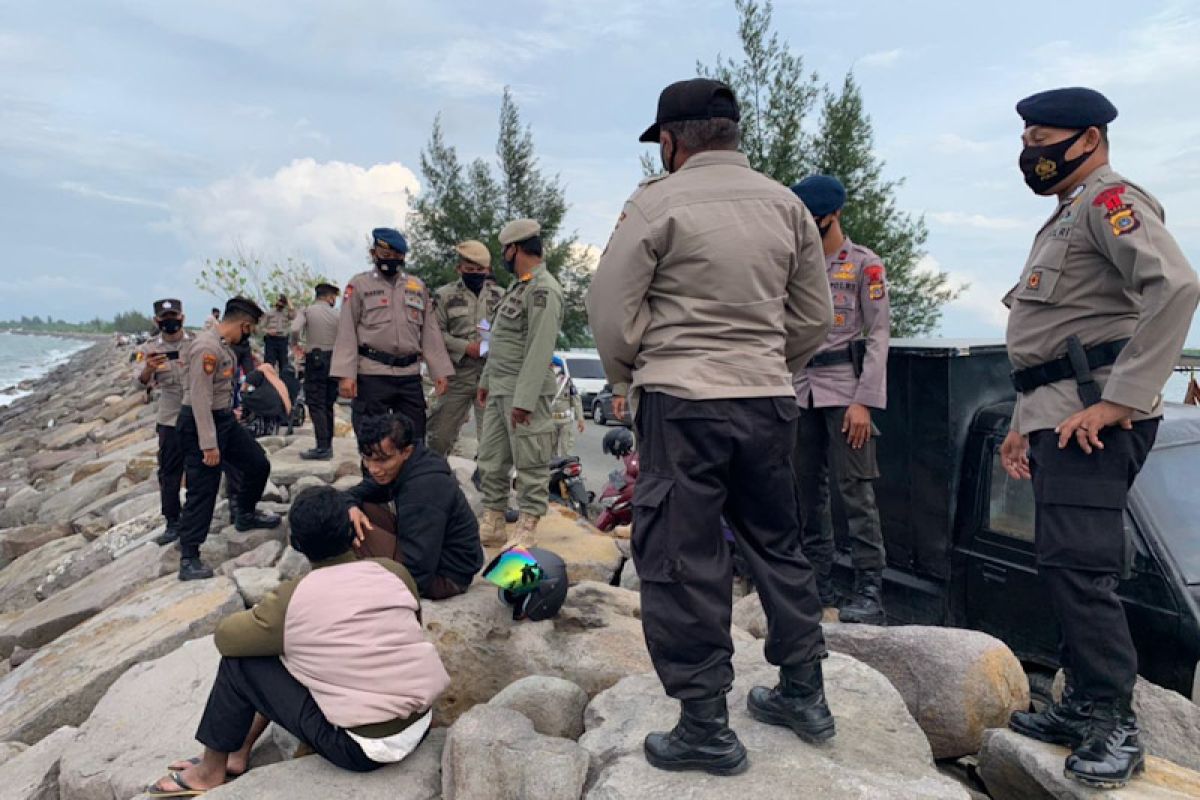 Operasi yustisi di Pantai Ulee Lheue, Tim Peucrok tindak delapan pelanggar protokol kesehatan