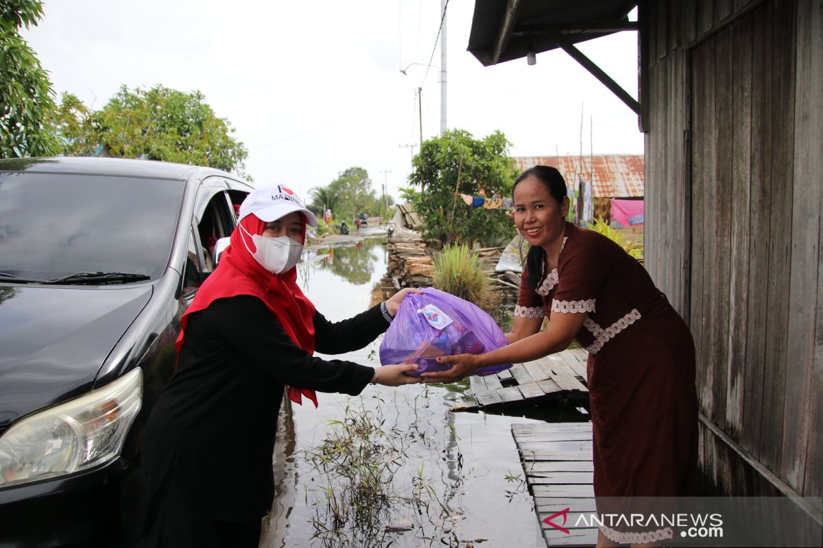 Gabungan istri wakil rakyat HSS peduli banjir bagikan bantuan