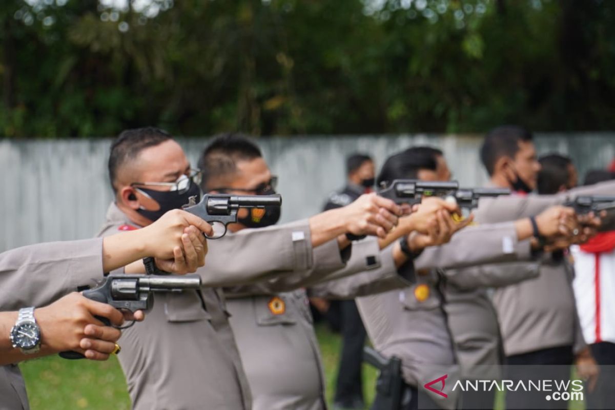 Puluhan personel Ditlantas Polda Sumbar asah kemampuan menembak