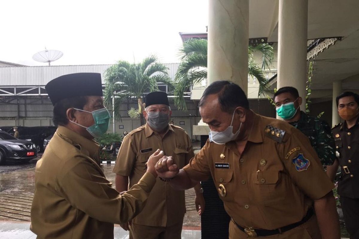 Gubernur Fachrori pamitan di Tanjabbar sambil serahkan bantuan dan CSR