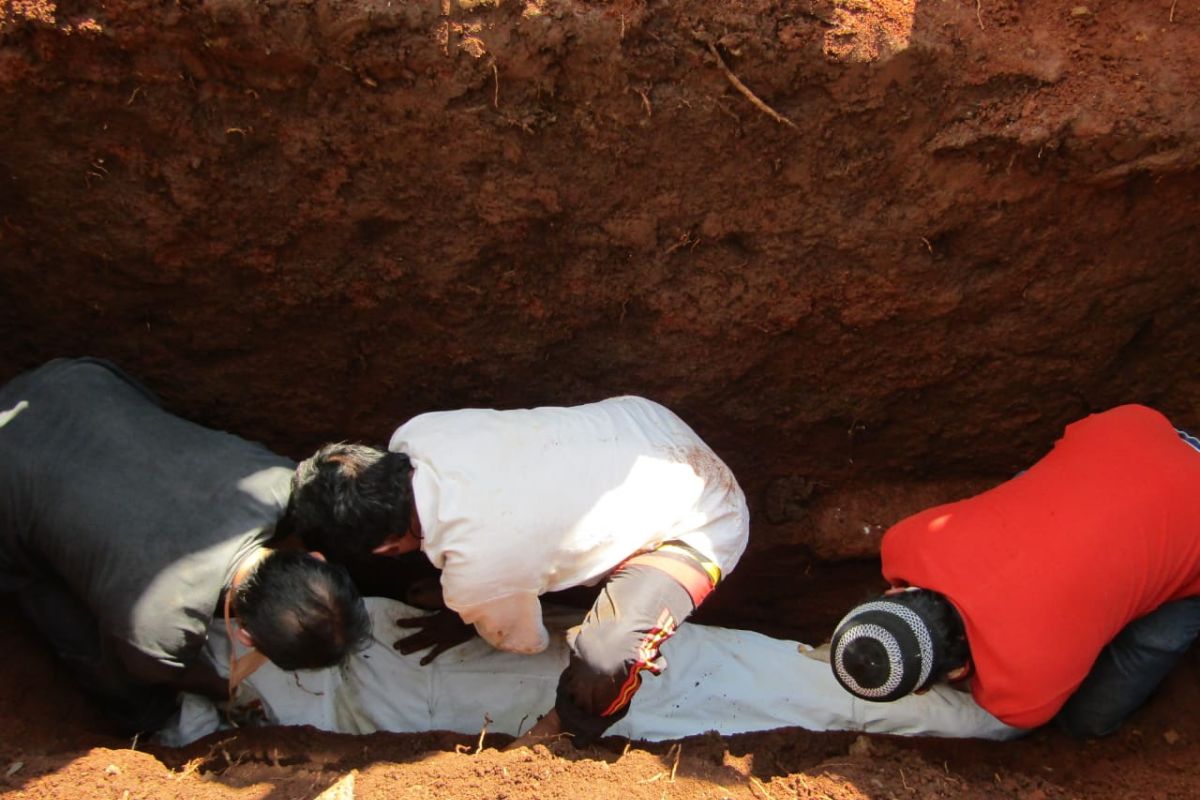 Warga bongkar makam jenazah suspek COVID-19