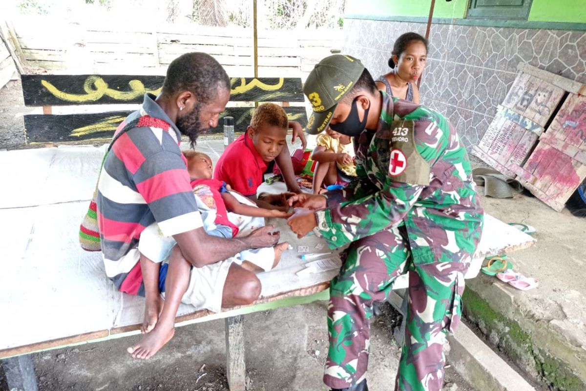 Satgas Pamtas Yonif MR 413 merawat dua anak Papua sakit malaria