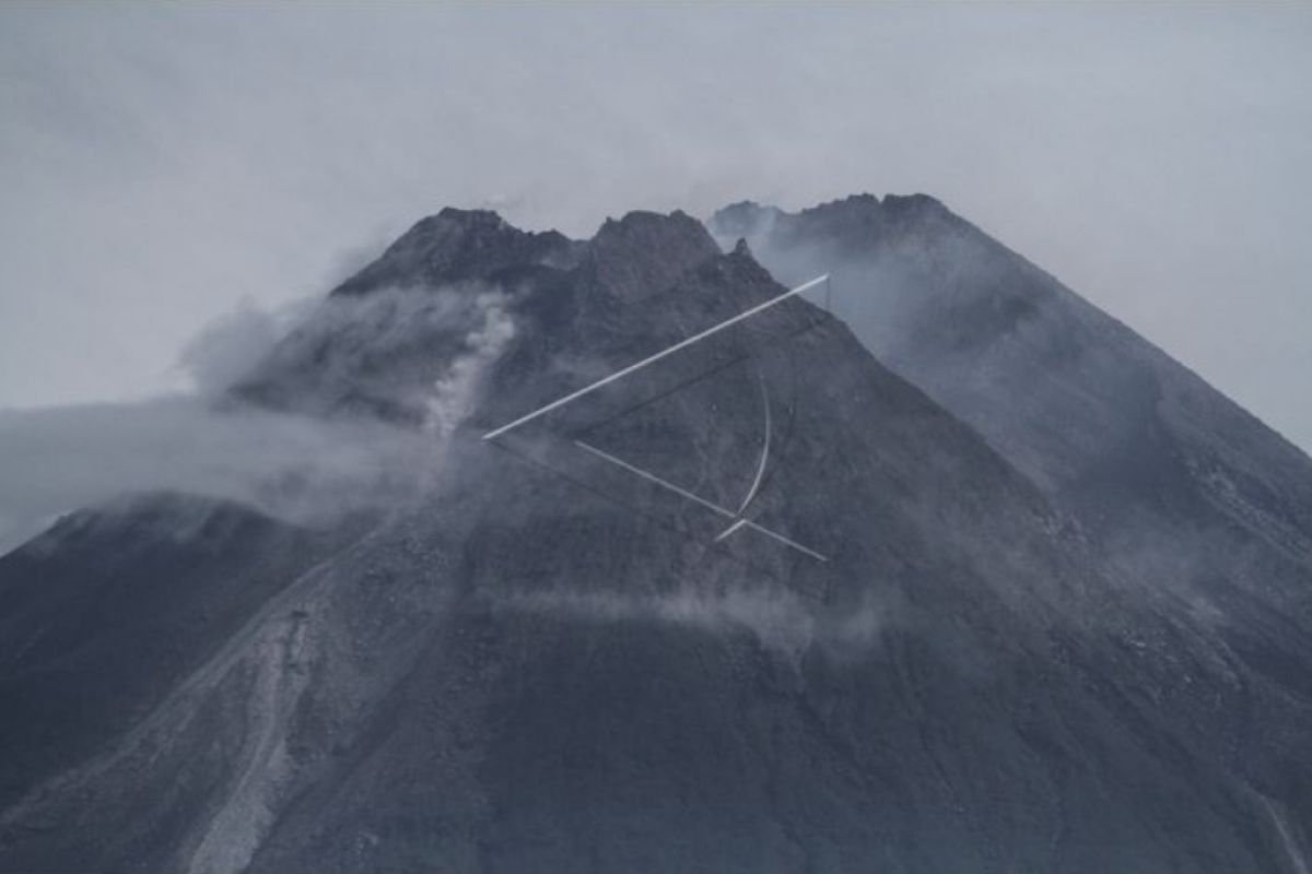 Gunung Merapi batas Jateng - DIY luncurkan awan panas 1.000 meter