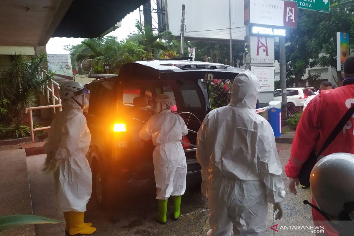 Polisi evakuasi mayat seorang transpuan di Hotel di Bandung