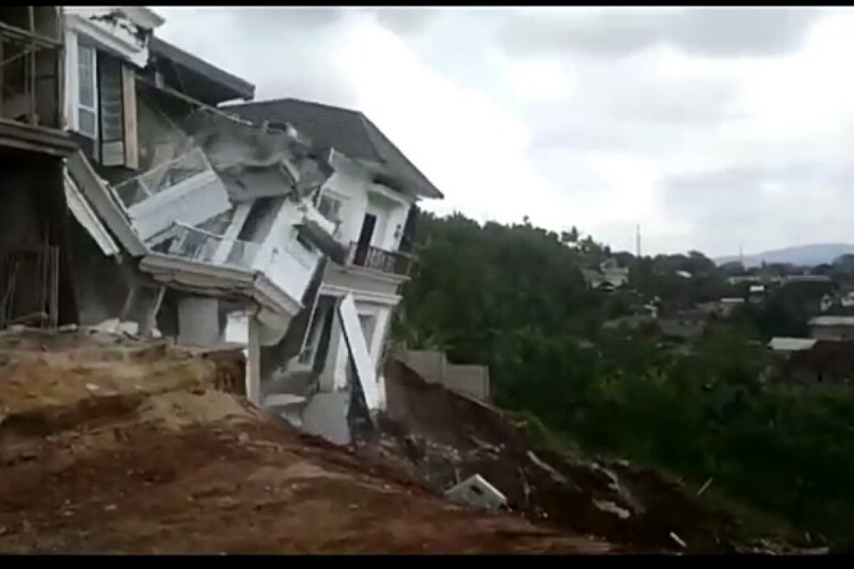 Dua rumah elit di Bandarlampung roboh akibat longsor