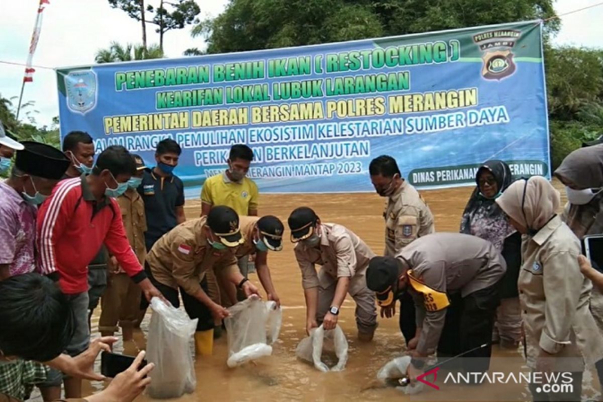 Kapolres dan Wabup Merangin  tebar benih ikan di lubuk larangan 'Baru Nalo'