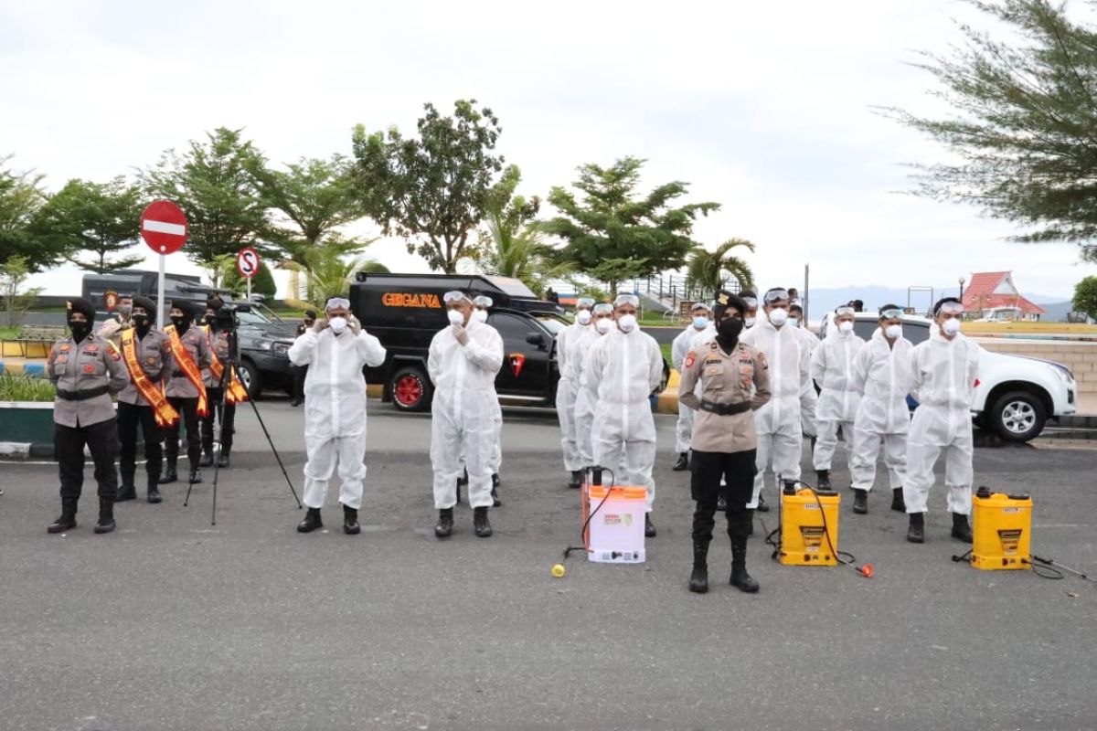 Wakapolda Malut pimpin operasi penyemprotan disinfektan cegah COVID-19