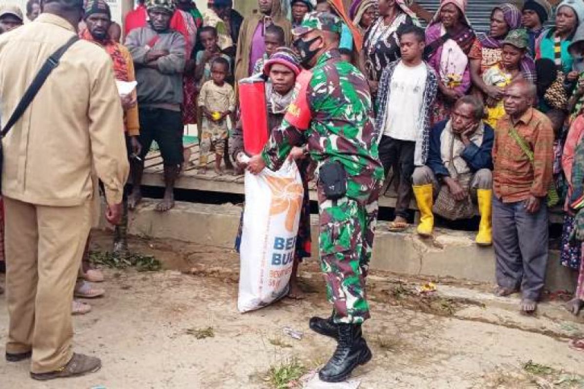 TNI bantu penyaluran bantuan sembako korban banjir bandang Paniai