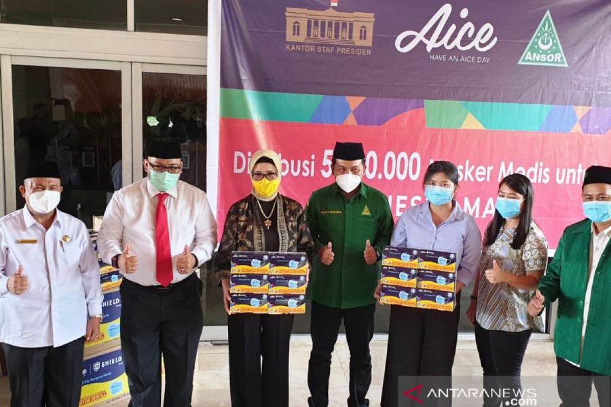 Pemuda Ansor-Aice-KSP bagikan masker medis