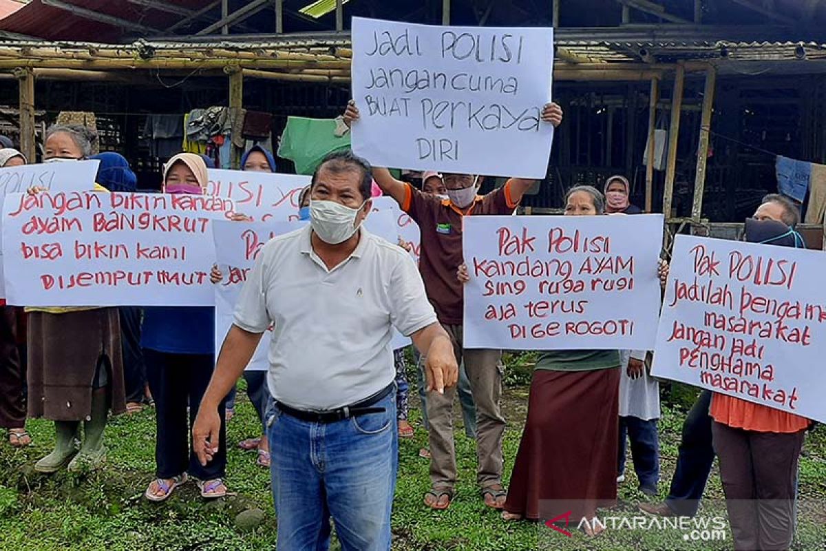 Peternak ayam di Limpakuwus Banyumas protes diperas oknum polisi