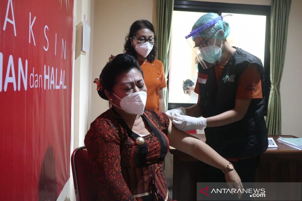 Bupati Karangasem Mas Sumatri jadi orang pertama disuntik vaksin COVID-19