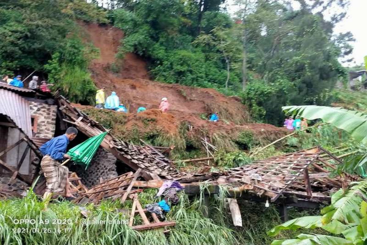 Longsor timpa tiga rumah warga  di Kaliangkrik Magelang