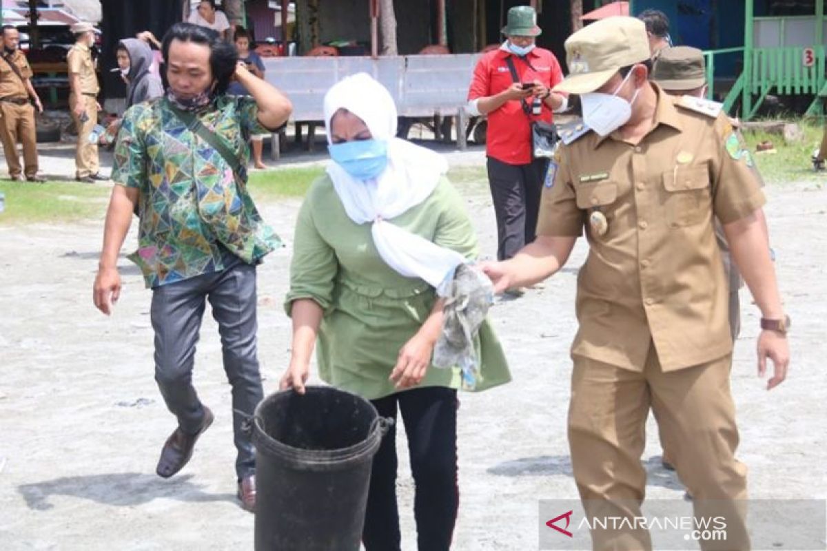 Viral buang sampah ke laut, IRT di Bengkulu dihukum bersihkan pantai