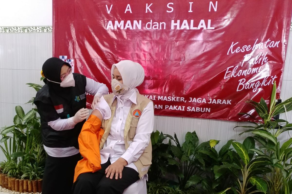 Lolos screening, bupati, wabup, dan Dandim dapat suntikan perdana vaksin COVID-19 di Jember