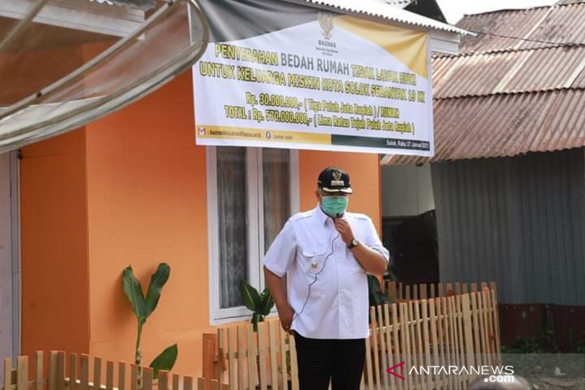 Wali Kota Solok serahkan bantuan bedah rumah ke 19 kepala keluarga