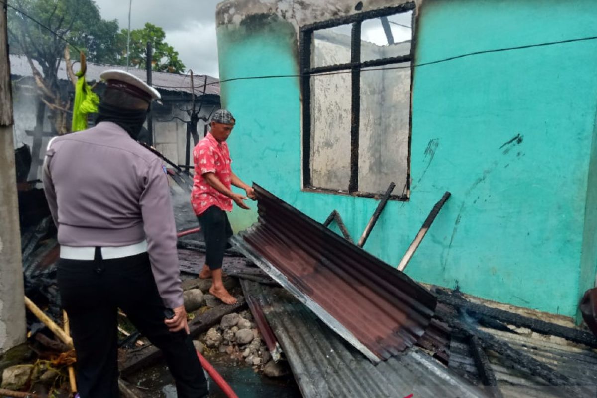 Rumah warga Padang terbakar diduga akibat korsleting listrik