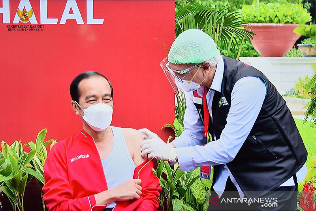 Prof Abdul lebih tenang saat berikan suntikan vaksin kedua ke Presiden Jokowi