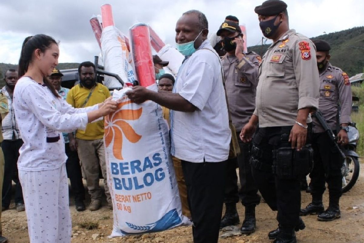 Polres Paniai kawal distribusi bansos ke korban banjir