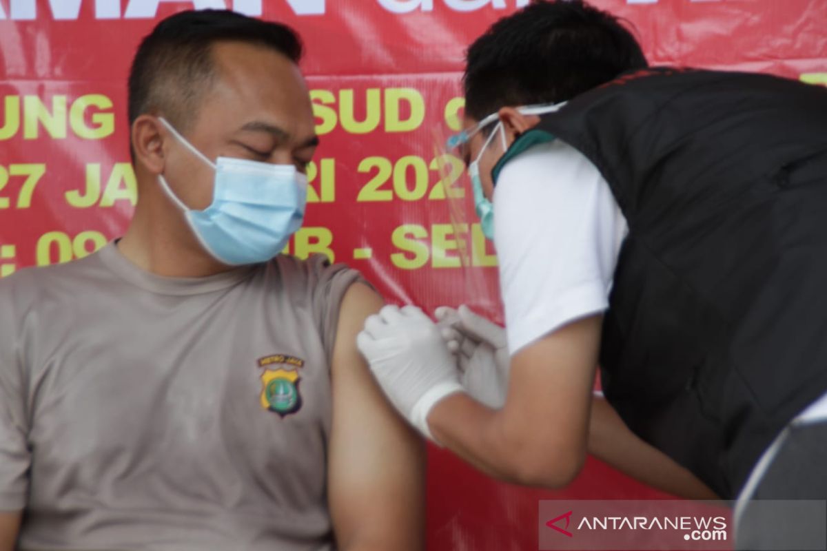 Delapan pejabat dan tokoh di Situbondo dapat suntikan vaksin COVID-19 pertama