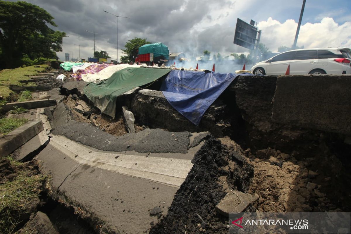 Jalan tol Perak - Waru ambles