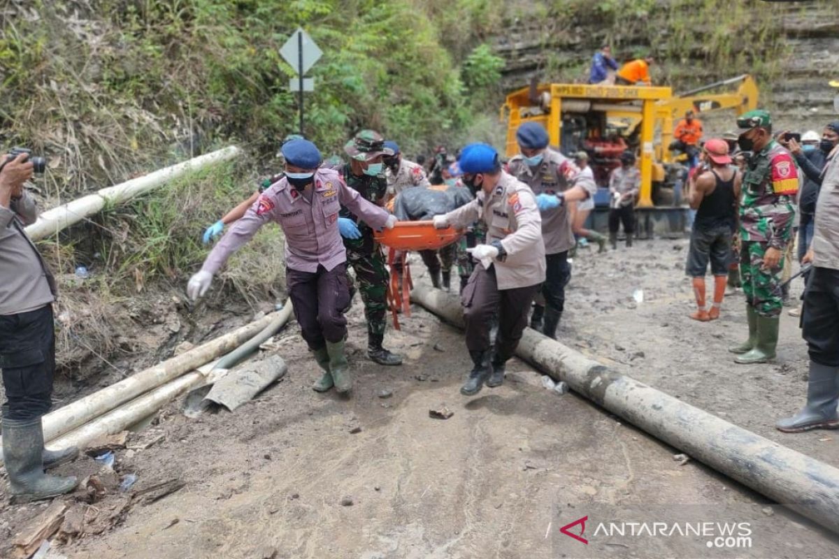 Tim SAR temukan dua korban longsor bekas galian tambang Tanbu